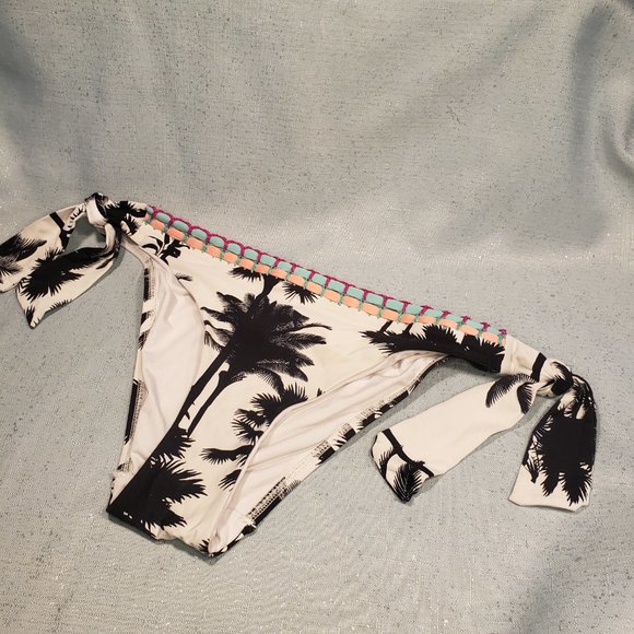 pack of 2 Next 32DD/10uk bikinis and one10UK beachwear shorts. - Picture 8 of 11